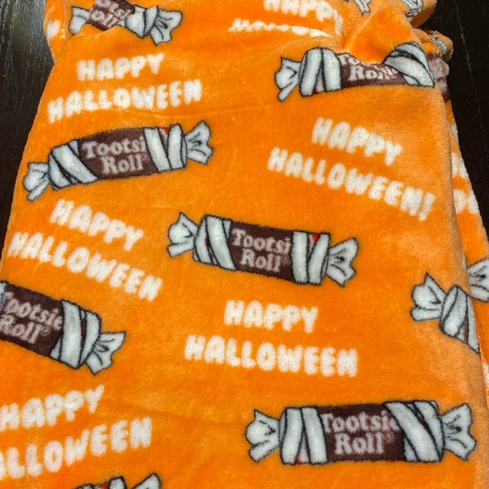 TOOTSIE ROLL HALLOWEEN CANDY THEME PLUSH THROW 50”‎ X 60”